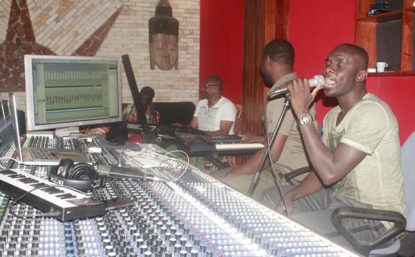 Pape Diouf en studio: Le chanteur concocte un nouvel album