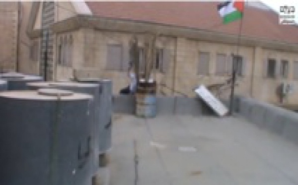 Vidéo: Un colon juif tente de retirer le drapeau palestinien, il se retrouve coincé dans les barbelés. Regardez