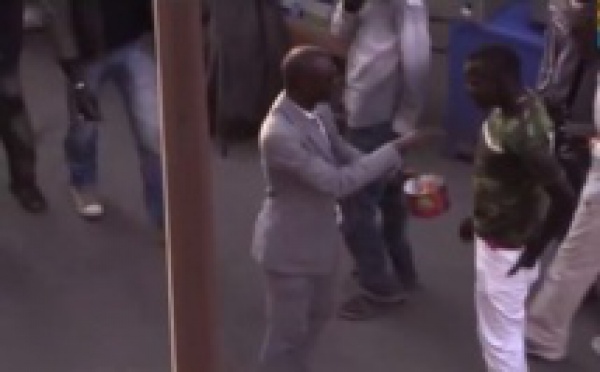 Vidéo: un mendiant en costume… regardez