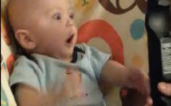 Ce bébé est totalement fasciné par la télécommande de la télévision. Sa réaction quand il la voit est incroyable