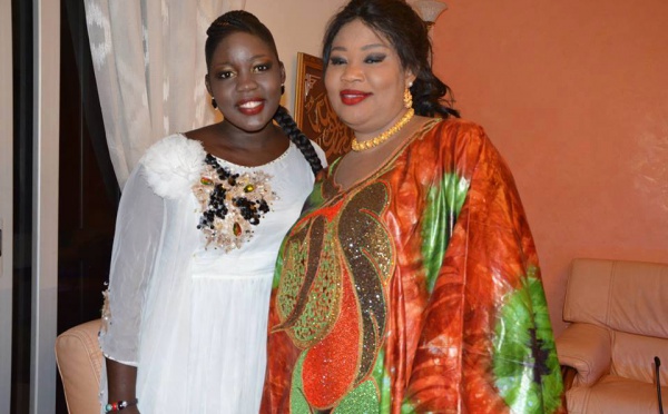Fatou Guéweul Diouf en toute complicité avec l'animatrice Gnagna