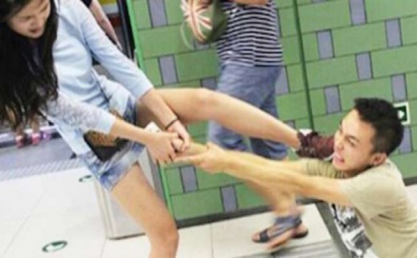 Chine : elle traine son petit ami hors du train et le frappe sauvagement pour avoir envoyé des SMS