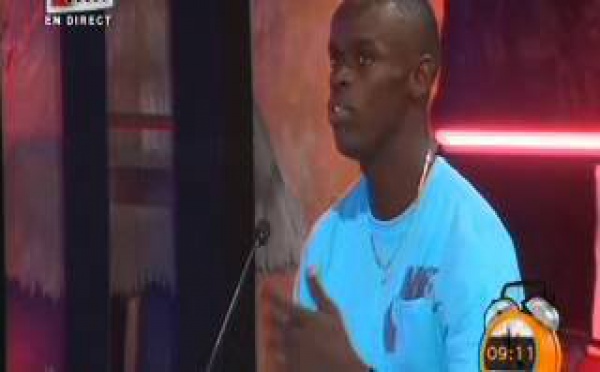 Yeewu Leen: Kassé Hann fait la bise aux présentatrices de l'émission 