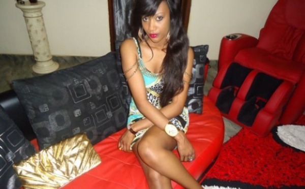 Voici la belle femme du chanteur Salam Diallo chez elle, dans son salon !