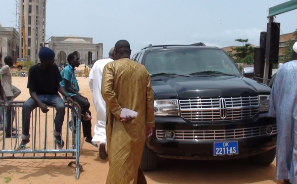 La très belle voiture de Mbackiyou Faye