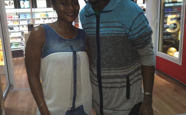 Merry Bey pose Fada Freddy à l'aéroport de Dakar: ça sent les vacances 