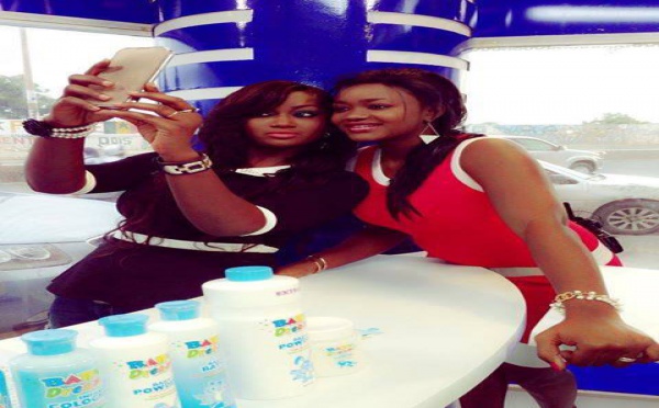 Fama Thioune et Adja Astou de Sen Tv en mode "selfie"