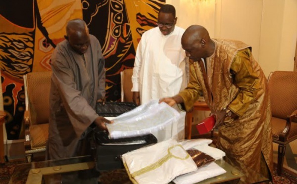 Le bras droit Serigne Cheikh N'diaye, remettant au chef de l'Etat les cadeaux offerts par le khalife général des mourides