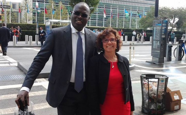 Khalifa Sall pose avec la mairesse de Victoria (Seychelles) Jacqueline Moustache-Belle, devant le siège des Nations-Unies à New-York