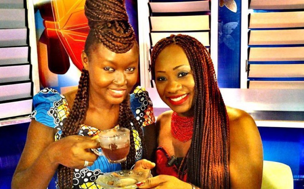Sarah de "Kenkelibaa" en compagnie de la chanteuse Maréma