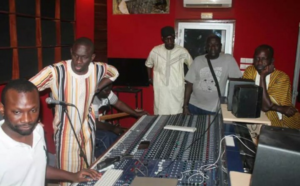Pape Diouf en pleine séance d’écoute au studio