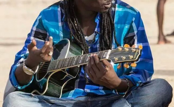 Duggy Tee à la guitare 