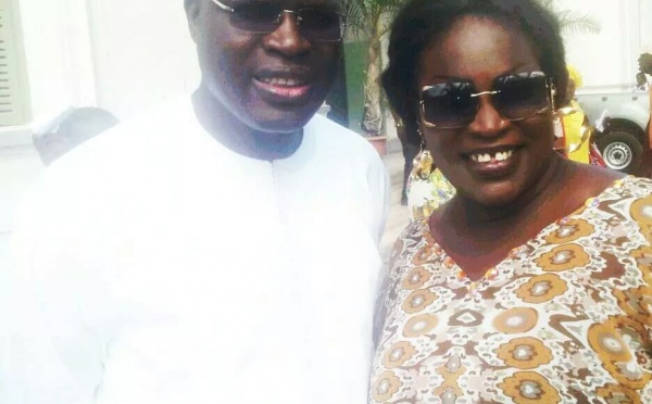 Ngone Ndiaye Guewel pose avec Khalifa Sall 
