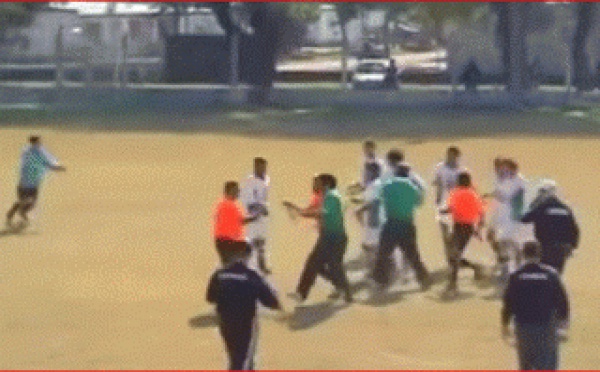 VIDEO: Un arbitre lynché quitte le stade en courant
