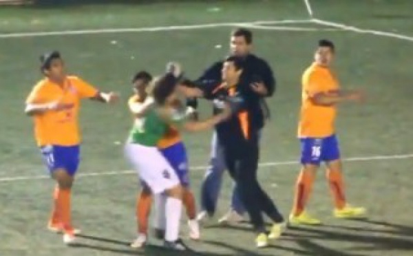 Vidéo: L’arbitre sort douze cartons rouges après une bagarre générale en Argentine