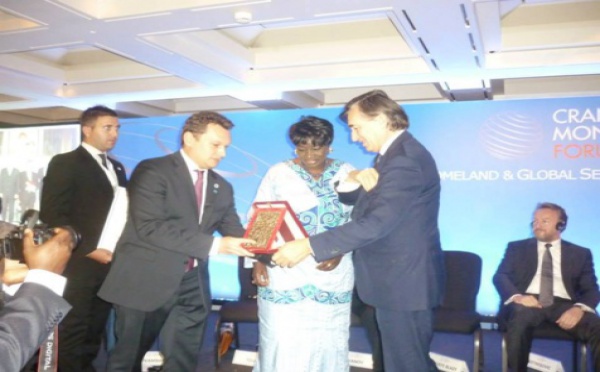 Le Premier ministre, Aminata Touré lors de la Cérémonie de remise des Prix du Crans Montana Forum 2014 .