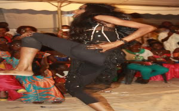 Photos – La danseuse Fatou Worè et ses fausses hanches