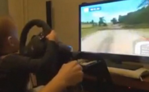 Ce bébé est un vrai pilote de rallye !