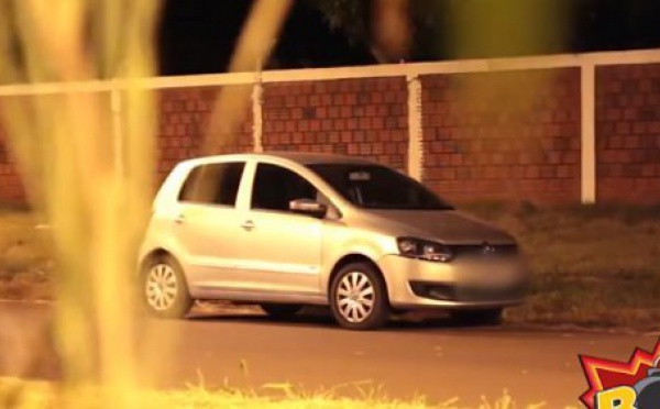 Il fait une blague à un couple qui fait l'amour dans une voiture...