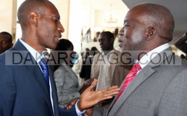 Belle image - Abdoulaye Daouda Diallo en pleine discussion avec Oumar Sarr
