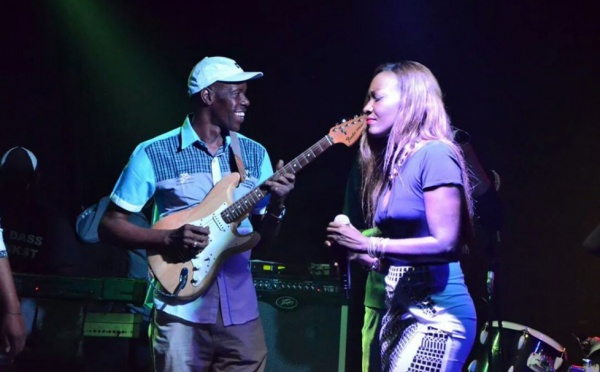 Coumba Gawlo impressionnée par le talent du guitariste Jimmy Mbaye