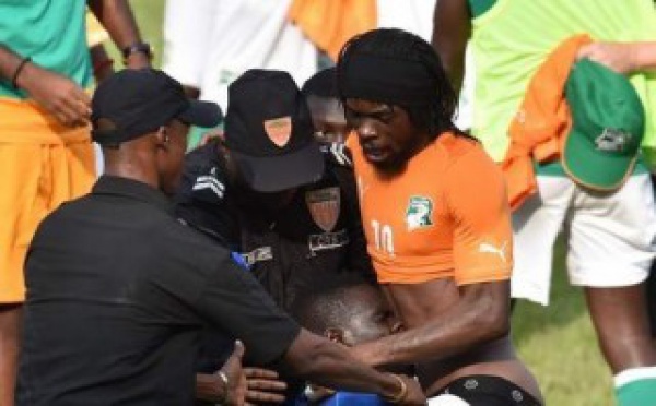 Vidéo: Gervinho déshabillé par un supporter trop enthousiaste…