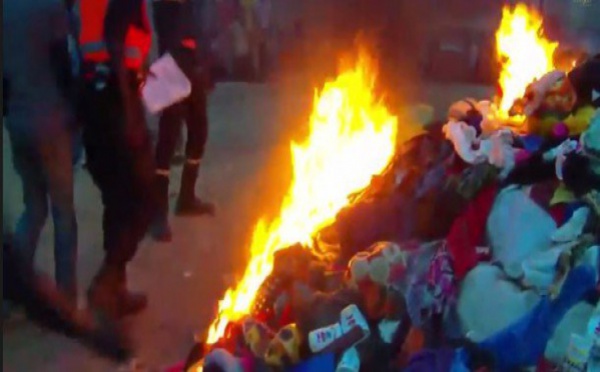 Vidéo: Touba brûle les tenues indécentes. Regardez