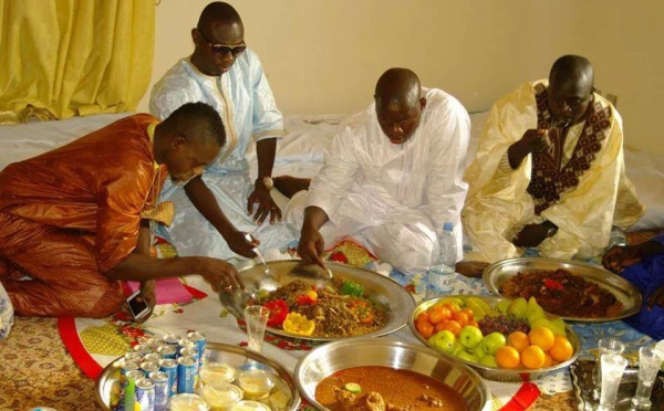 Le chanteur Pape Diouf et ses amis autour d'un succulent "berndel"  à Touba 