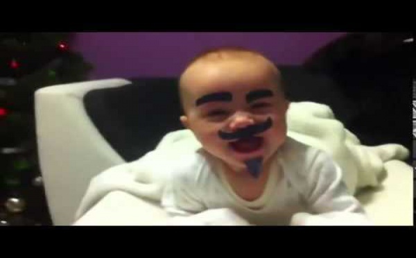 Vidéo: Ce bébé à un bon caractère