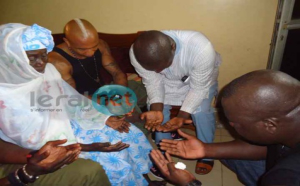 (02) Photos : La maman de Yékini en compagnie de El Hadji Diouf et Salam Diallo 