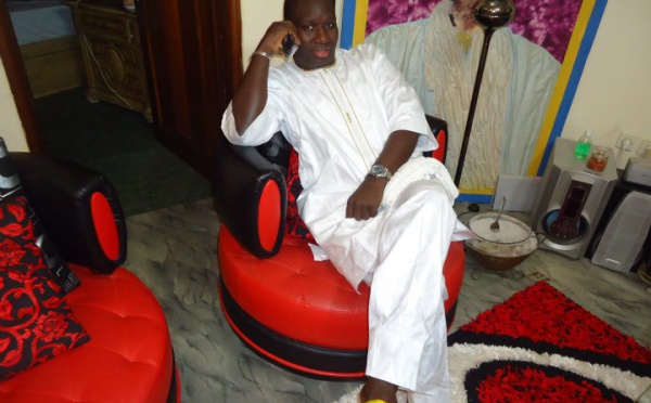 Salam Diallo en mode relax sur son canapé