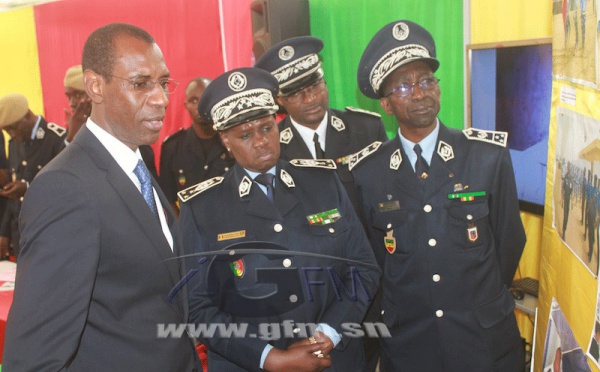 Images – Visite du ministre de l’Intérieur au stand de la police nationale