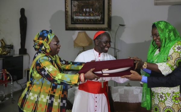 La Première Dame, Mme Marème Sall en visite chez le Cardinal Théodore Adrien Sarr.