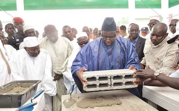Le Président Sall en action, Pose pierre !