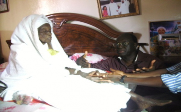 Le Président de l'Assemblée nationale, Moustapha Niasse en mode "sakou niaane" aux pieds de sa maman