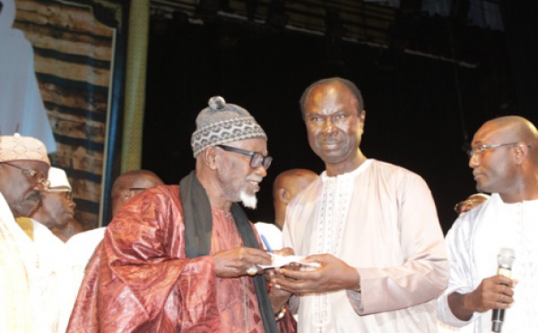 Le chanteur Ablaye Niang décoré par…Serigne Touba