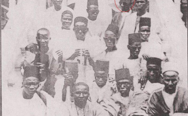 Serigne Ababacar Sy (RTA) en 1957, après sa dernière prière de vendredi en compagnie de ses Moukhadams