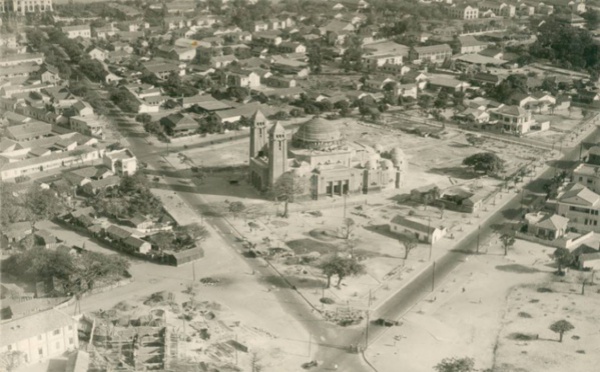 Une vue aérienne du quartier de la cathédrale à Dakar en 1930