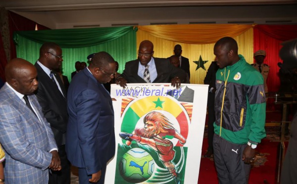Les Lions offrent un magnifique tableau d'art au Président Macky Sall
