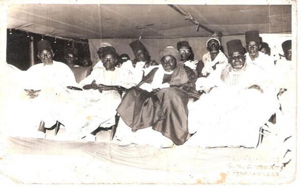 Doudou Diop Mousse , Serigne Ndakarou entouré de Notables dont Doudou Gueye Amineta Samb actuel Président des Freys