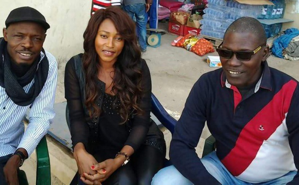 Guissé Péne avec les artistes Fatou Mballo et Pape Fall