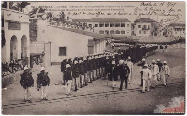 La visite à Gorée du gouverneur de la Gambie