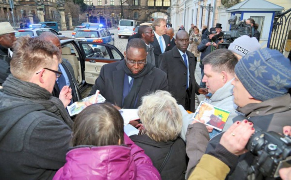 Macky Sall en mode star: Il signe des autographes