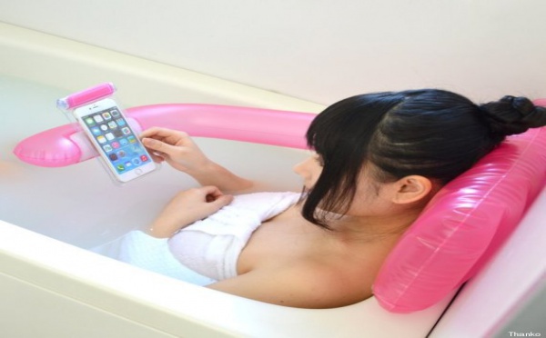 Un coussin gonflable pour utiliser son smartphone dans son bain sans risquer de le noyer