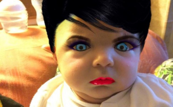 Elle relooke son bébé avec une appli de maquillage. Le résultat met un peu mal à l'aise