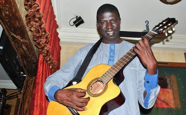 Fallou Dieng et sa guitare !