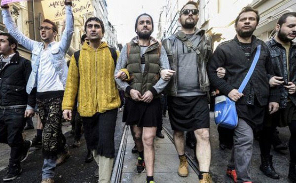 Des hommes manifestent en jupe pour dénoncer les violences sexistes