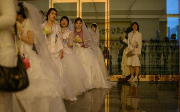 Corée du Sud: des milliers de couples se disent oui lors d'un mariage collectif