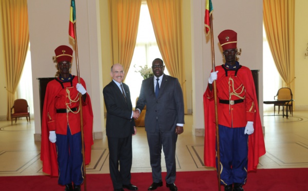L'Ambassadeur James P. Zumwalt  et le président Macky Sall