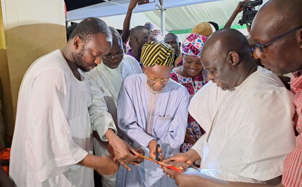 Le Khalife Cheikh Mahi Niasse bénit Khadim Bâ, DG de Locafrique, pour la signature de protocole et une inauguration au marché de Kaolack